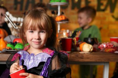 Şirin çocuklar Cadılar Bayramı kutluyor 