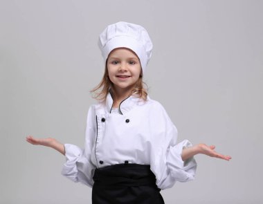 Kadın ve Kızı Çamaşır yıkıyor