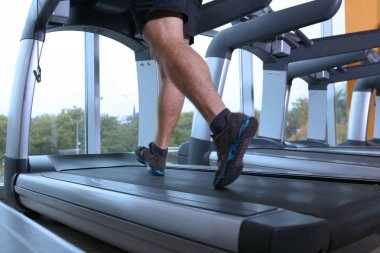 Koşu bandında koşan adam