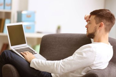 Yakışıklı genç programcı laptop ile çalışma