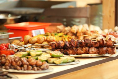 Farklı tür yiyecek tepsileri 