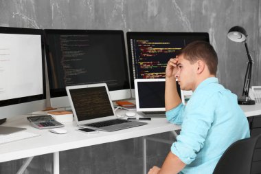 Ofiste çalışan yakışıklı genç programcı