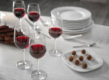 Kırmızı şarap ve lezzetli çikolata tatlılar