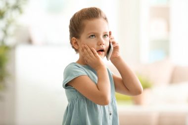 küçük kız cep telefonuyla konuşuyor 
