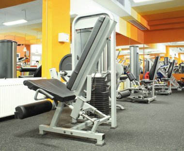 Ekipmanlı bir spor salonu.