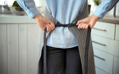 Önlük kadar ipe kadın 