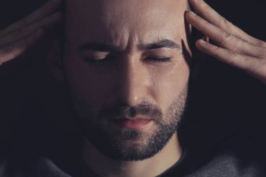 Yakışıklı adam baş ağrısı acı