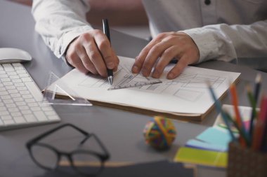 Ofiste çalışan erkek tasarımcı