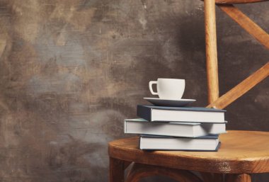 sandalye üzerinde kitap yığını  