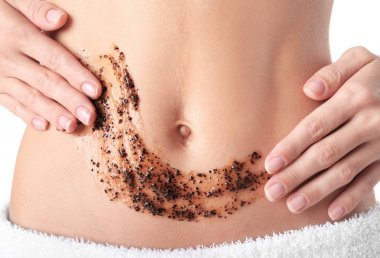 Genç kadın doğal fırçalayın vücut üzerinde closeup uygulama