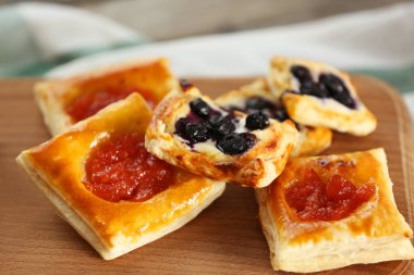 Kesme tahtası üzerinde tatlı hamur işleri