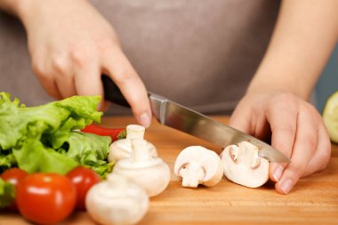 Erkek kesme mantar mutfak masasında eller