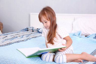 Kitap okuyan tatlı bir kız. 