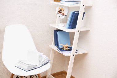 Sandalye üzerinde açık kitap