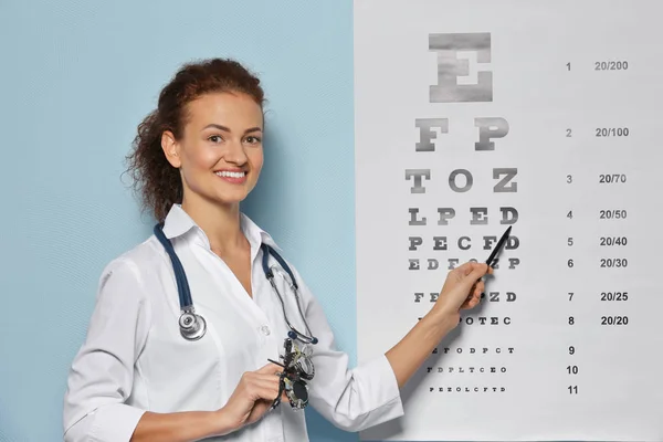 Giovane donna con telaio di prova vicino alla vista grafico di prova sfondo — Foto Stock