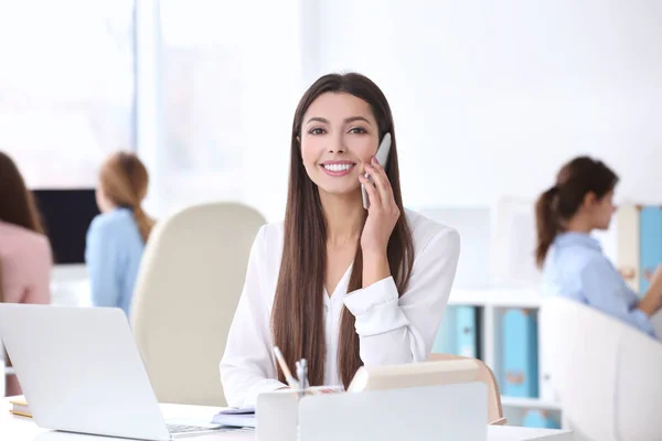 Beautiful young woman talking by mobile — Stock Photo, Image