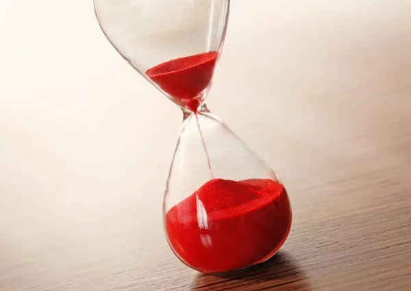 Reloj de arena de cristal con arena roja — Foto de Stock