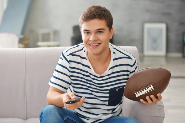 Adolescente viendo rugby — Foto de Stock