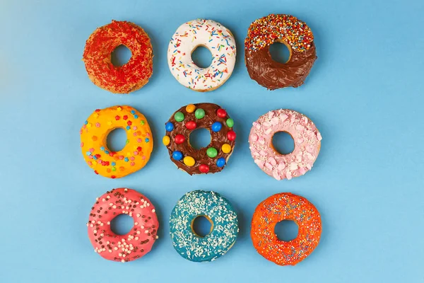 Creatieve geglazuurde donuts — Stockfoto
