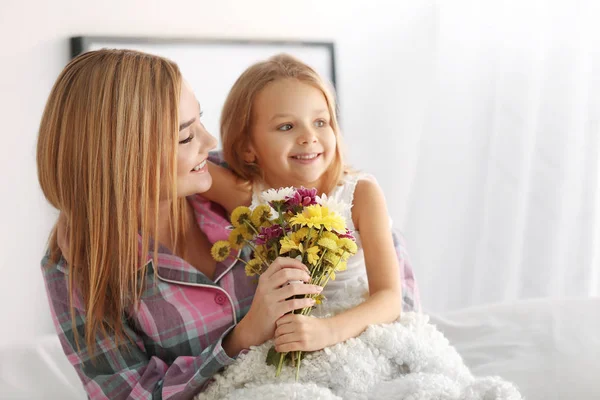 Ung kvinna och dotter hemma — Stockfoto