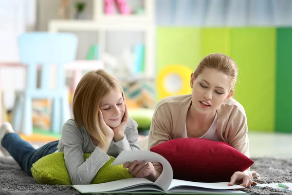 Psychologist working with teenager girl — Stock Photo, Image