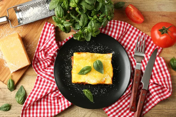 Zwarte plaat met heerlijke lasagne — Stockfoto