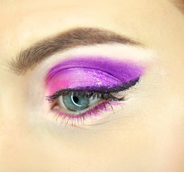 Ojo femenino con maquillaje elegante — Foto de Stock