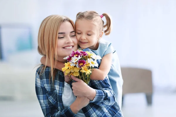 Ung kvinna och dotter hemma — Stockfoto