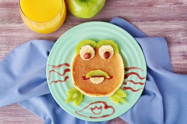 Panekuk lucu untuk sarapan anak-anak — Stok Foto