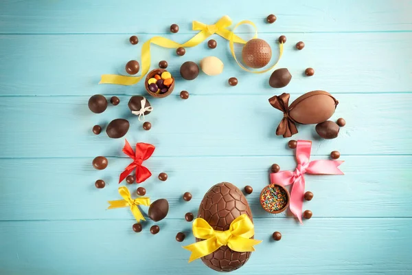 Velikonoční rám s čokoládové sladkosti — Stock fotografie