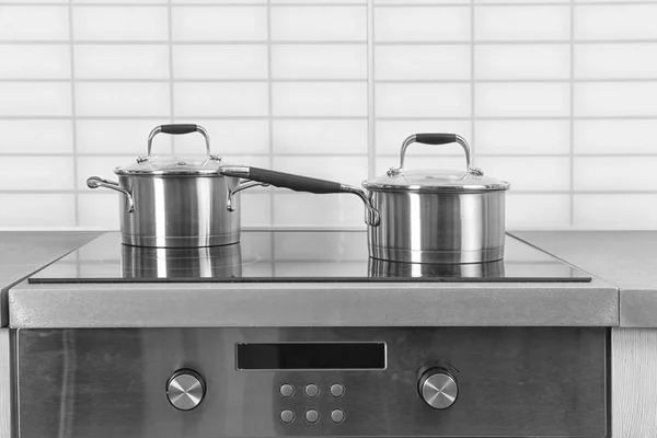 Два соуси на електричній плиті — стокове фото
