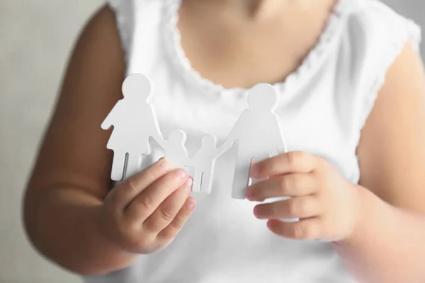 Child holding figure of  family — Stock Photo, Image