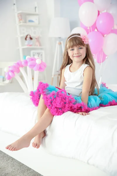 Menina no quarto decorado para celebração de aniversário — Fotografia de Stock