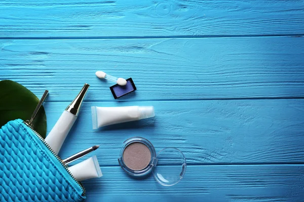 Kosmetická taška s produkty a list — Stock fotografie