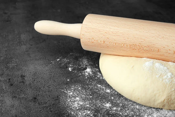 Rolling pin with dough — Stock Photo, Image