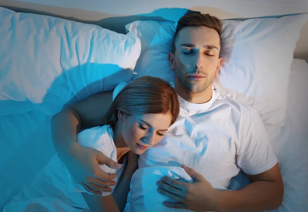 Jovem casal bonito na cama — Fotografia de Stock