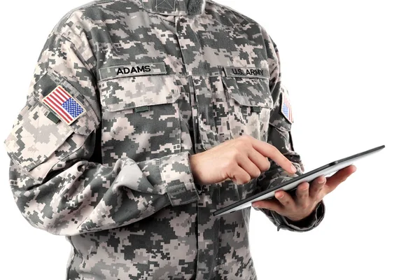 Солдат тримає цифровий планшет — стокове фото