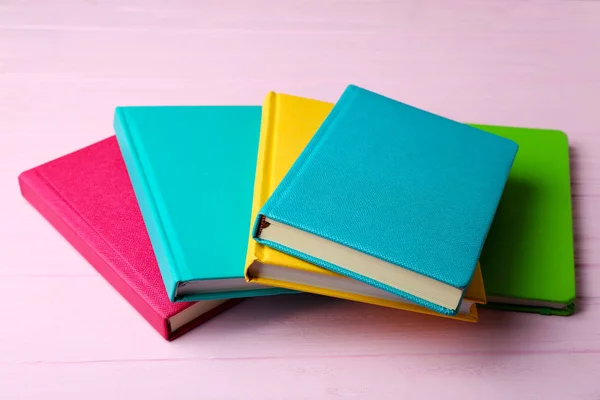 Bunte Notizbücher auf rosa — Stockfoto