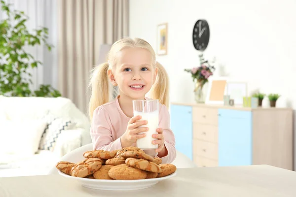 Menina Bonito Com Copo Leite Biscoitos Casa — Fotografia de Stock