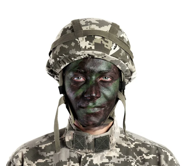 Porträt eines Soldaten mit gemaltem Gesicht auf weißem Hintergrund — Stockfoto