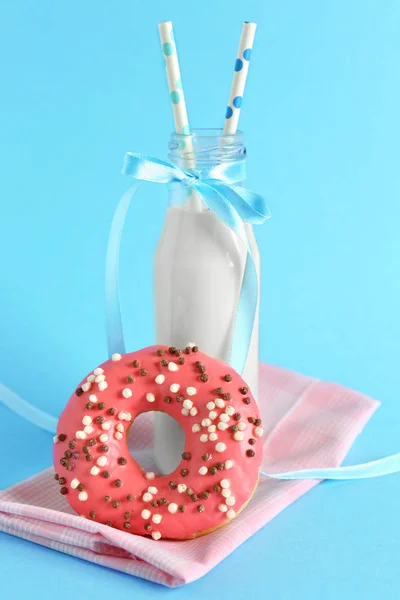 Delicious donut and bottle of milk — Stock Photo, Image