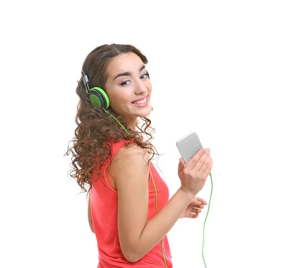 Mujer joven en auriculares escuchando música —  Fotos de Stock