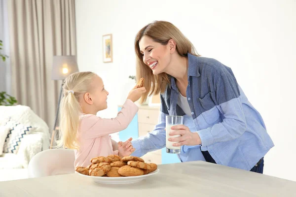 Menina com a mãe na cozinha — Fotografia de Stock