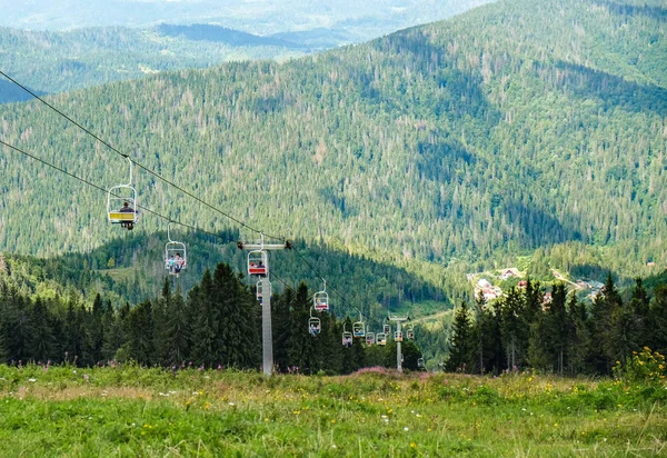 Pojízdné plošiny na horské kopce pozadí — Stock fotografie