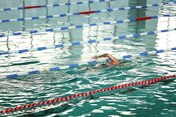 Man swimming in pool — Stock Photo, Image