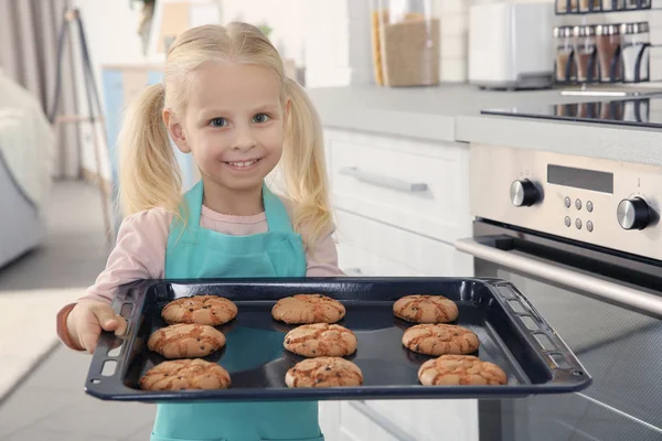 Little girl gazdaság keksz — Stock Fotó