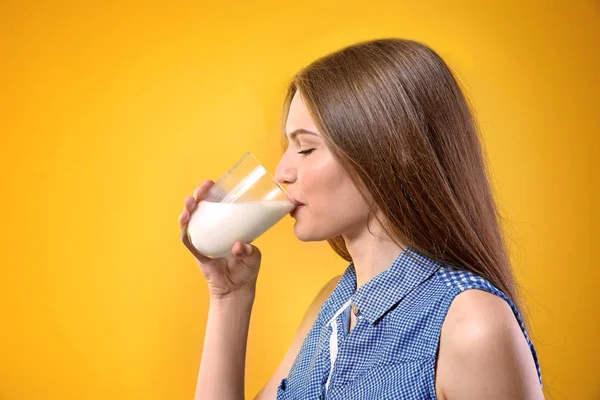 우유를 마시는 젊은 여자 — 스톡 사진