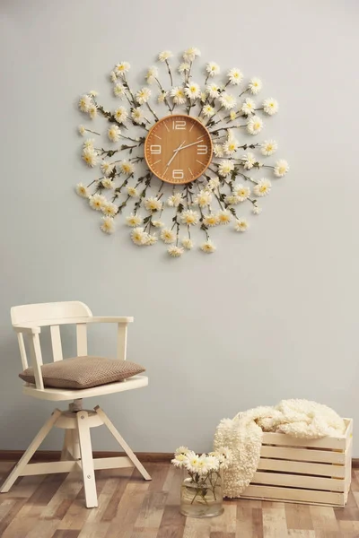 Ρολόι διακοσμημένο με λουλούδια — Φωτογραφία Αρχείου