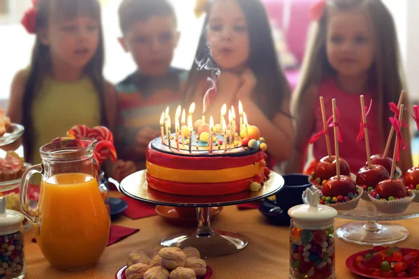 Ciasto z świeca na urodziny — Zdjęcie stockowe
