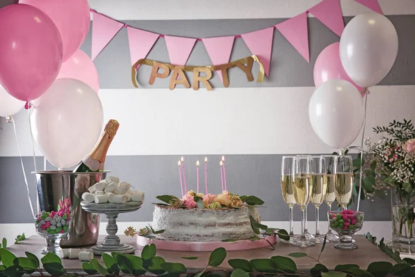 Table Servi Pour Le Diner D Anniversaire Image Libre De Droit Par Belchonock C
